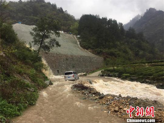 Heavy rain occurred in 12 counties and cities in Hubei province.