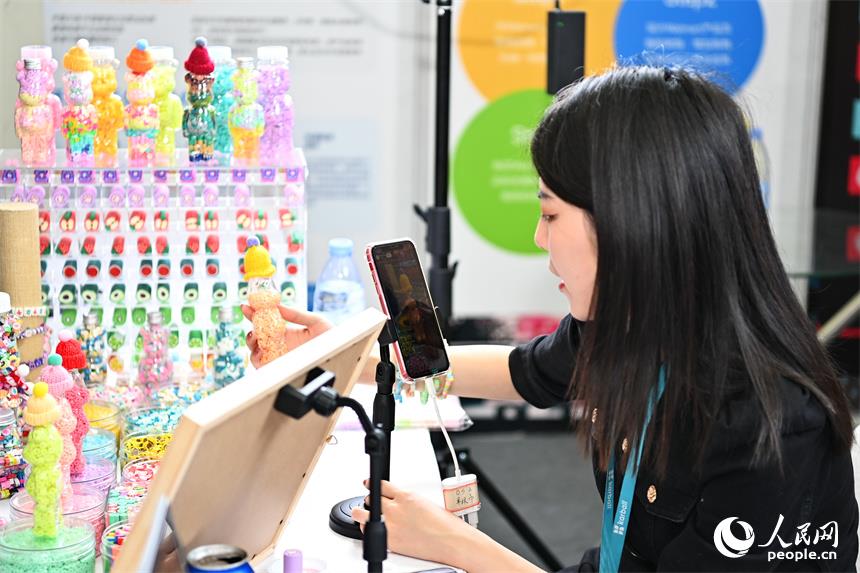 In land port, Ganzhou, Nankang District, Ganzhou City, Jiangxi Province, cross-border e-commerce sellers are broadcasting live. People's Daily Online Zhu Haipeng photo